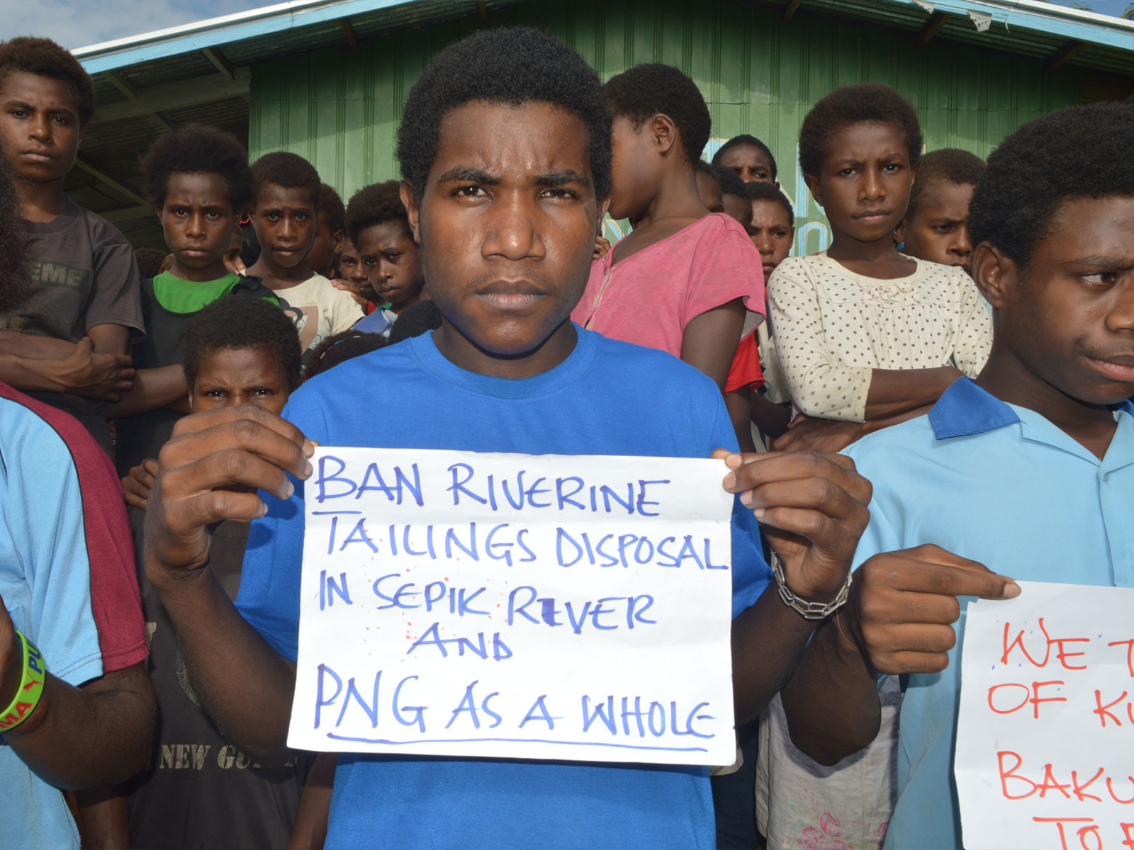 Protesting about the proposed Frieda River mine on the Sepik River © Project Sepik